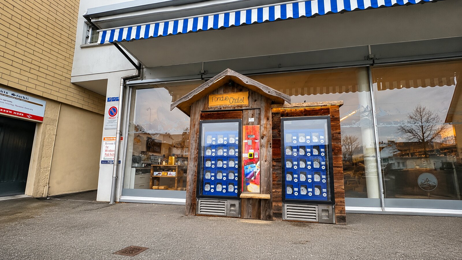 Fondue-Automat vor dem Geschäft